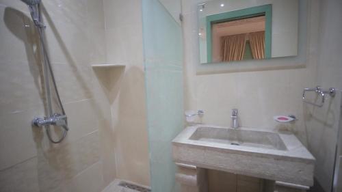 Ein Badezimmer in der Unterkunft Dar Hammamet Guest House & Hammam