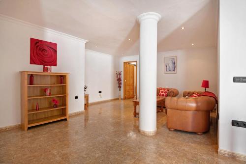 a living room with a couch and a column at Villa Carolina in Tías
