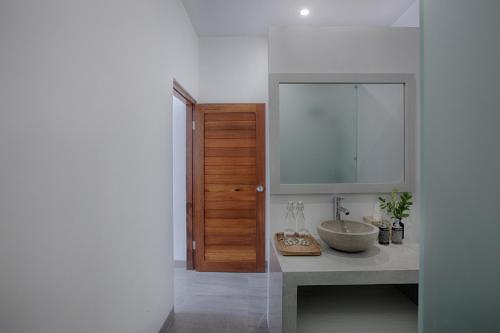Ένα μπάνιο στο Maisaba Canggu Hotel & Coworking Space