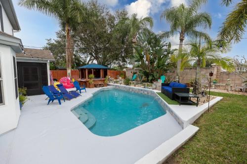 una piscina en el patio trasero de una casa en Gorgeous Urban Oasis withHot Tub, HEATED POOL and Private Movie Theater home, en Viera