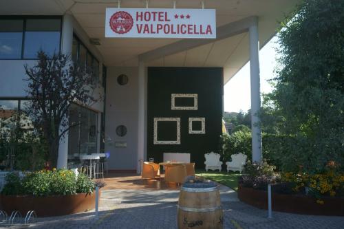 un hotel con un cartel en la parte delantera de un edificio en Hotel Valpolicella International en San Pietro in Cariano