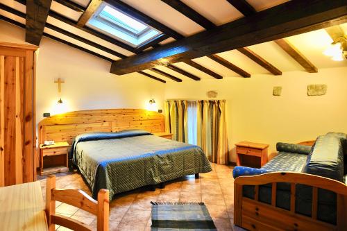 1 dormitorio con 1 cama y 1 sofá en Hotel Vittoria, en Riva del Garda