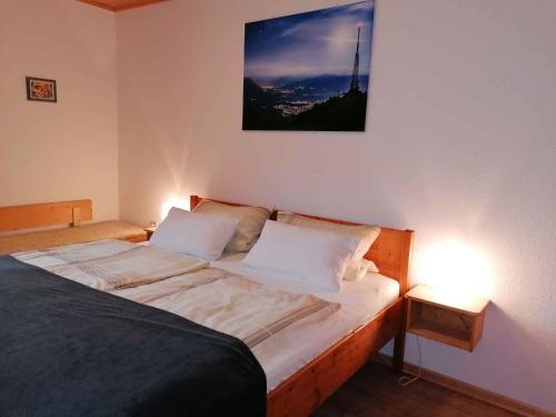 ein Bett in einem Schlafzimmer mit einem Bild an der Wand in der Unterkunft Immenstadt im Allgau Holiday Home 2 in Zaumberg