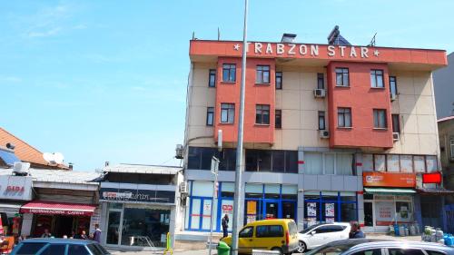 un edificio su una strada con auto parcheggiate di fronte di Trabzon Star Pension a Trabzon