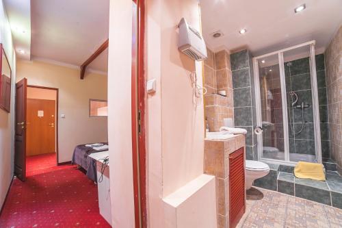 Ένα μπάνιο στο Residence B&B La Fontaine Aparthotel