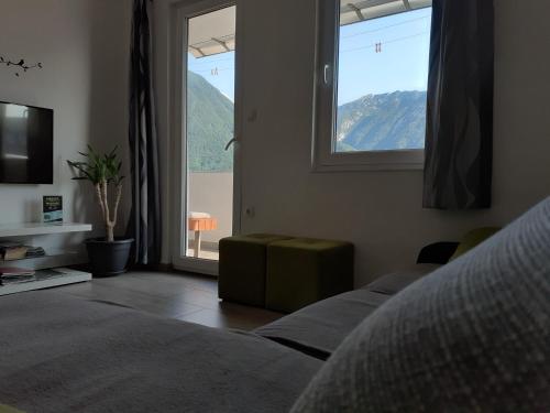 - une chambre avec une fenêtre offrant une vue sur la montagne dans l'établissement Apartma Javoršček, à Bovec