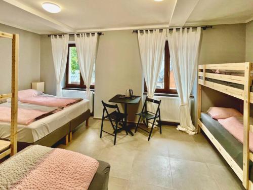 Tempat tidur susun dalam kamar di Penzion Apidae
