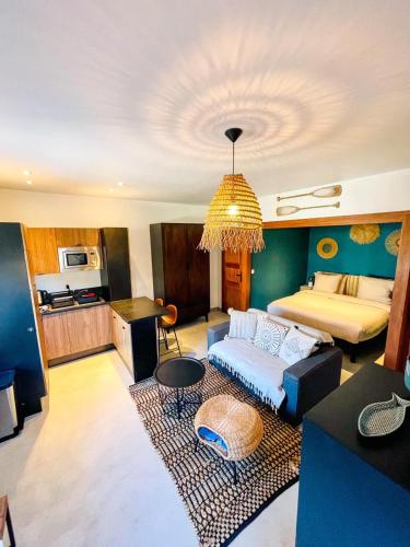 een woonkamer met een bed en een bank bij AU BORD DE L'EAU Studio climatisé avec Terrasse et vue mer à 40m de la plage in Cassis