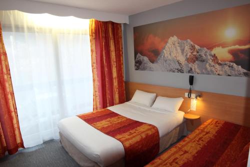 a hotel room with a bed and a window at The Originals City, Hôtel Villancourt, Grenoble Sud in Le Pont-de-Claix