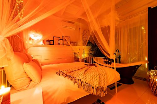 Postel nebo postele na pokoji v ubytování Spa Love Home Sauna Jacuzzi ROMANTYCZNY DOM DLA PARY Z PRYWATNYM SPA