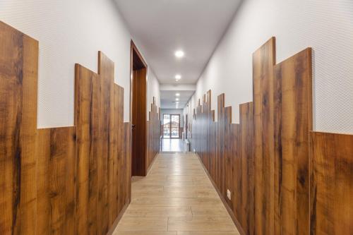 un pasillo con puertas de madera en un edificio en 10 KEYS Boutique Hotel en Borjomi