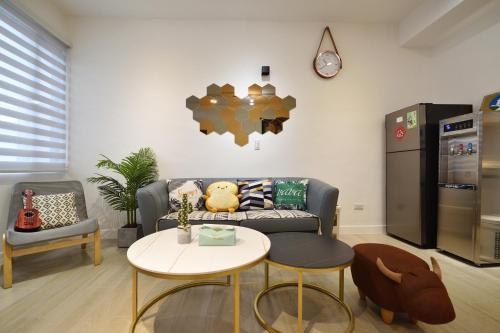 sala de estar con sofá y mesa en Full house en Taitung
