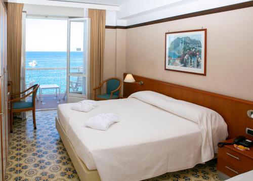een hotelkamer met een bed en een balkon bij Hotel Pietra di Luna in Maiori
