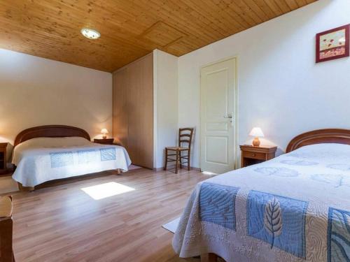 1 Schlafzimmer mit 2 Betten und Holzdecke in der Unterkunft Gîte Vieillevigne, 3 pièces, 5 personnes - FR-1-306-797 in Vieillevigne