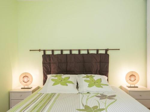 una camera con un letto con due lampade su due comodini di Gîte Vertou, 4 pièces, 6 personnes - FR-1-306-807 a Vertou