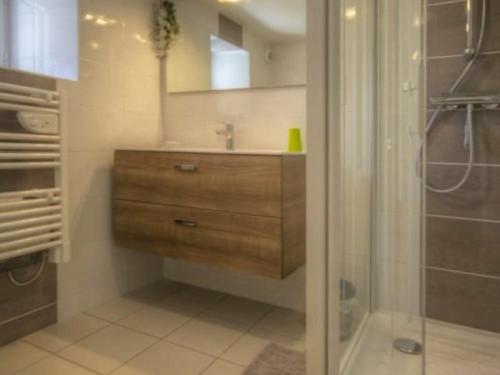 ein Bad mit einem Waschbecken und einer Dusche in der Unterkunft Gîte La Chapelle-Basse-Mer, 3 pièces, 6 personnes - FR-1-306-814 in La Chapelle-Basse-Mer