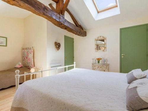 een slaapkamer met een wit bed en een groene deur bij Gîte Monnières, 2 pièces, 2 personnes - FR-1-306-818 in Monnières