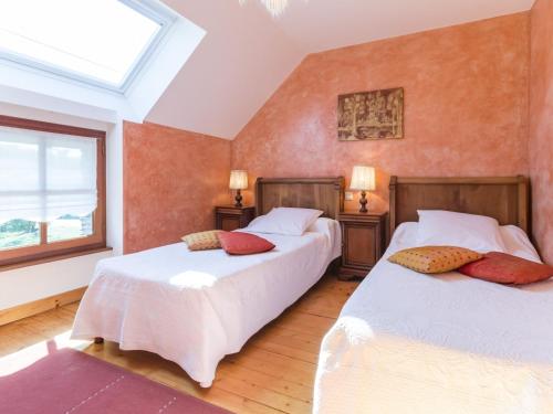 1 dormitorio con 2 camas y ventana en Gîte Moisdon-la-Rivière, 4 pièces, 6 personnes - FR-1-306-896 en Moisdon-la-Rivière