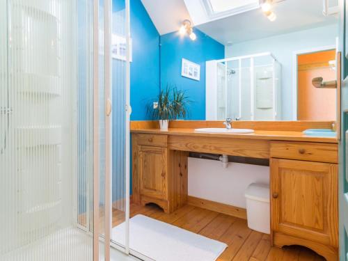 La salle de bains est pourvue d'un lavabo et d'une douche. dans l'établissement Gîte Moisdon-la-Rivière, 4 pièces, 6 personnes - FR-1-306-896, à Moisdon-la-Rivière