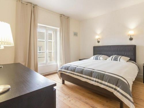 een slaapkamer met een bed, een bureau en een raam bij Gîte Nort-sur-Erdre, 4 pièces, 6 personnes - FR-1-306-915 in Nort-sur-Erdre