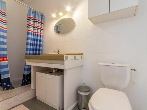 uma casa de banho com um WC e um lavatório em Gîte Saint-Malo-de-Guersac, 2 pièces, 2 personnes - FR-1-306-1001 em Saint-Malo-de-Guersac