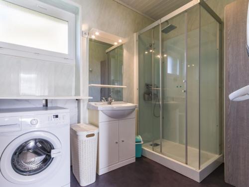 ein Badezimmer mit einer Waschmaschine und einem Waschbecken in der Unterkunft Gîte Frossay, 2 pièces, 2 personnes - FR-1-306-1027 in Frossay