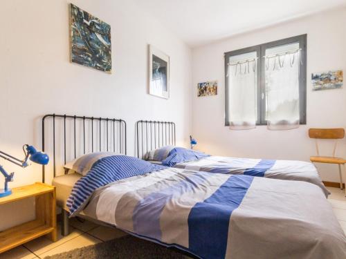 1 dormitorio con 1 cama con sábanas azules y blancas en Gîte Malville, 5 pièces, 8 personnes - FR-1-306-1153 en Malville