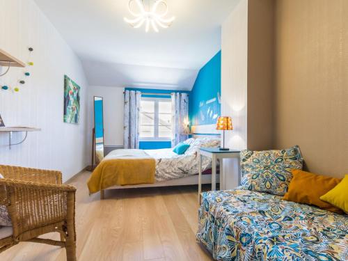 ein Schlafzimmer mit einem Bett und einem Sofa in einem Zimmer in der Unterkunft Gîte Varades, 3 pièces, 5 personnes - FR-1-306-1177 in Saint-Florent-le-Vieil