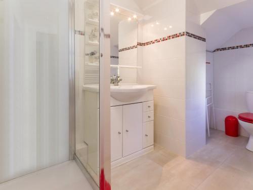 Baño blanco con lavabo y aseo en Gîte Piriac-sur-Mer, 3 pièces, 4 personnes - FR-1-306-1155, en Piriac-sur-Mer