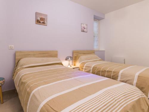 una fila de tres camas en una habitación en Gîte Piriac-sur-Mer, 3 pièces, 4 personnes - FR-1-306-1155, en Piriac-sur-Mer