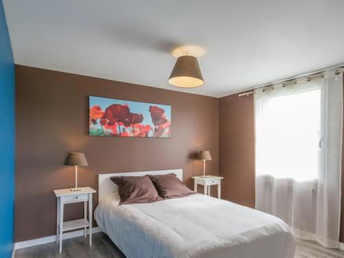 sypialnia z łóżkiem i dwoma stołami z lampkami w obiekcie Gîte Nort-sur-Erdre, 5 pièces, 9 personnes - FR-1-306-905 w mieście Nort-sur-Erdre