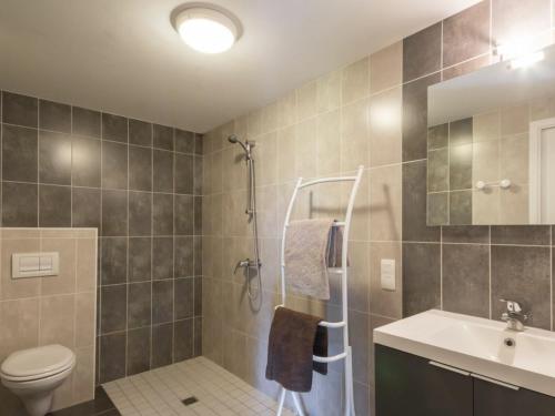 W łazience znajduje się prysznic, toaleta i umywalka. w obiekcie Gîte Nort-sur-Erdre, 5 pièces, 9 personnes - FR-1-306-905 w mieście Nort-sur-Erdre