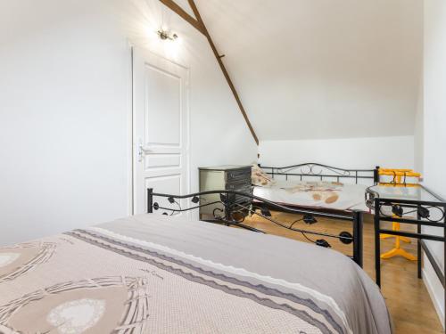 een slaapkamer met 2 aparte bedden en een deur bij Gîte Saint-Lyphard, 3 pièces, 5 personnes - FR-1-306-941 in Saint-Lyphard