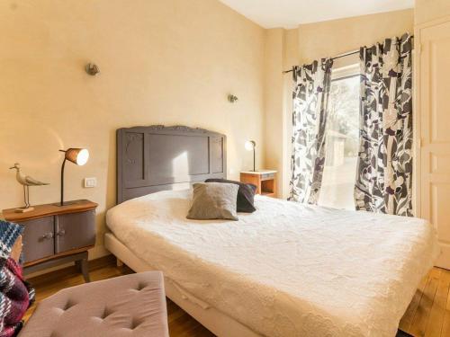 um quarto com uma cama grande e uma janela em Gîte Saint-Brevin-les-Pins, 3 pièces, 4 personnes - FR-1-306-1031 em Saint-Brévin-les-Pins