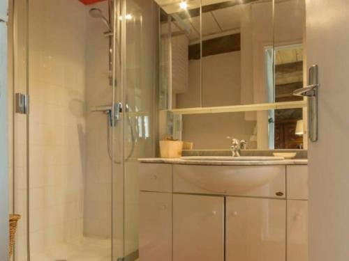 een badkamer met een douche en een wastafel bij Gîte Guérande, 4 pièces, 7 personnes - FR-1-306-1102 in Guérande