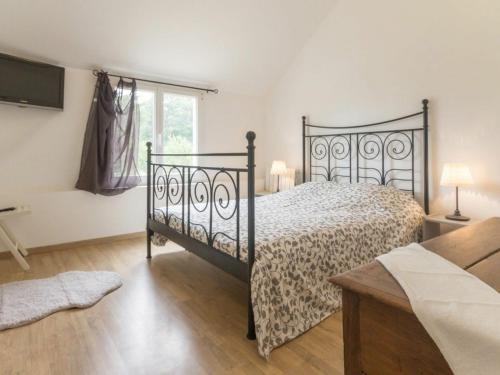 - une chambre avec un lit noir et une fenêtre dans l'établissement Gîte Saint-Nazaire, 3 pièces, 4 personnes - FR-1-306-1076, à Saint-Nazaire