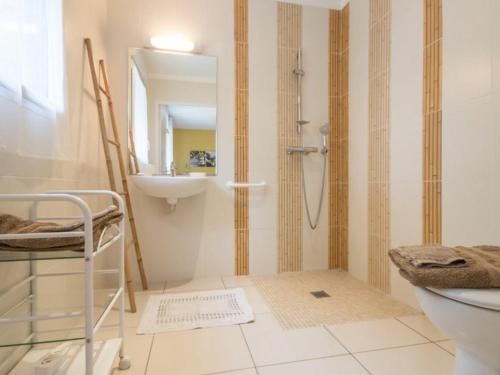 a bathroom with a shower and a sink at Gîte Guémené-Penfao, 4 pièces, 6 personnes - FR-1-306-1107 in Guéméné-Penfao
