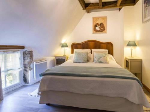 ein Schlafzimmer mit einem Bett mit zwei Lampen und einem Fenster in der Unterkunft Gîte Herbignac, 3 pièces, 6 personnes - FR-1-306-1108 in Herbignac