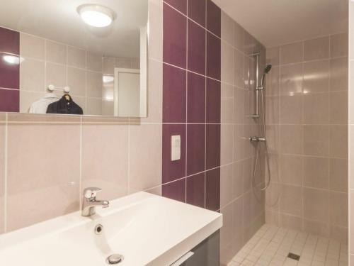 La salle de bains est pourvue d'un lavabo et d'une douche. dans l'établissement Gîte Nort-sur-Erdre, 3 pièces, 5 personnes - FR-1-306-1145, à Nort-sur-Erdre