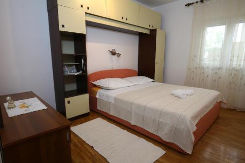 sypialnia z łóżkiem, stołem i biurkiem w obiekcie Apartments Boro w mieście Splitska