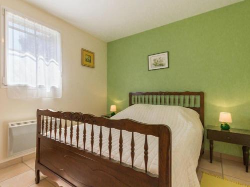 Schlafzimmer mit einem Bett mit grünen Wänden und einem Fenster in der Unterkunft Gîte Saint-Père-en-Retz, 2 pièces, 2 personnes - FR-1-306-927 in Saint-Père-en-Retz