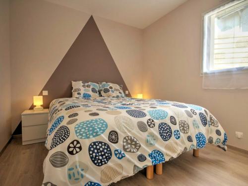 1 dormitorio con 1 cama grande y cabecero geométrico en Gîte Herbignac, 4 pièces, 7 personnes - FR-1-306-1105 en Herbignac