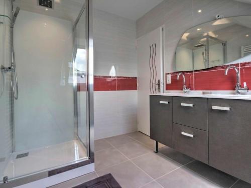 uma casa de banho com um chuveiro e um lavatório. em Gîte Herbignac, 4 pièces, 7 personnes - FR-1-306-1105 em Herbignac