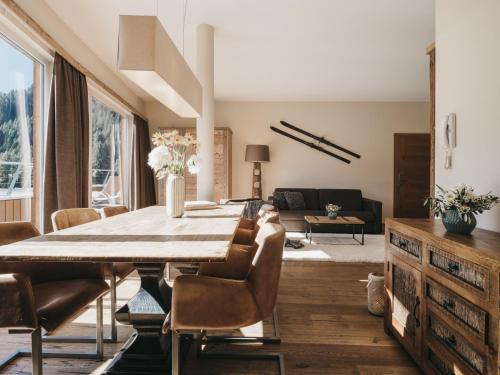 a dining room with a table and chairs at VAYA Terrazena Serfaus inklusive Super Sommer Card in Serfaus