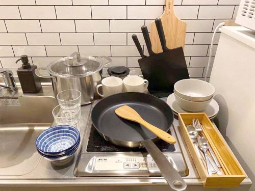 Kuchyň nebo kuchyňský kout v ubytování Tsubame Hotel Asakusabashi 3 minutes walk from Asakusabashi Station Near Asakusa, Akihabara, and Ueno Cooking utensils and kitchen washing machine available Direct access to Haneda and Narita airports