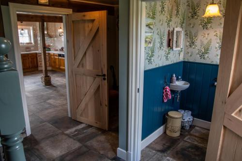 Ein Badezimmer in der Unterkunft De Martha Hoeve