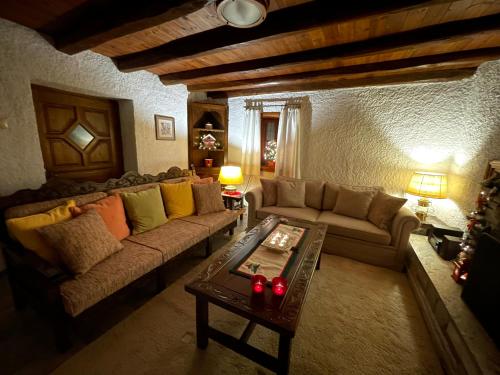a living room with a couch and a table at Villa Olive in Áno Lekhónia