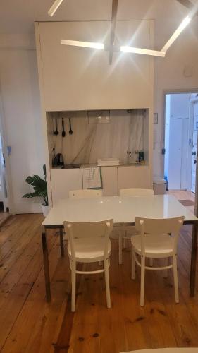 Kjøkken eller kjøkkenkrok på Tiny suite with private bathroom - Bairro Alto