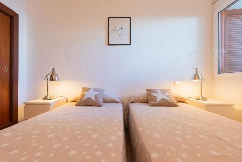 A bed or beds in a room at Apartamento Ferrera Park 603