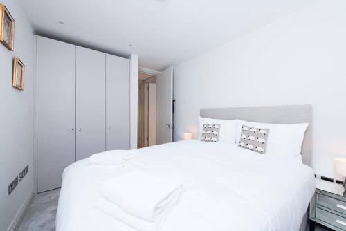 Ein Bett oder Betten in einem Zimmer der Unterkunft Beautiful 2BR flat with free parking in West London